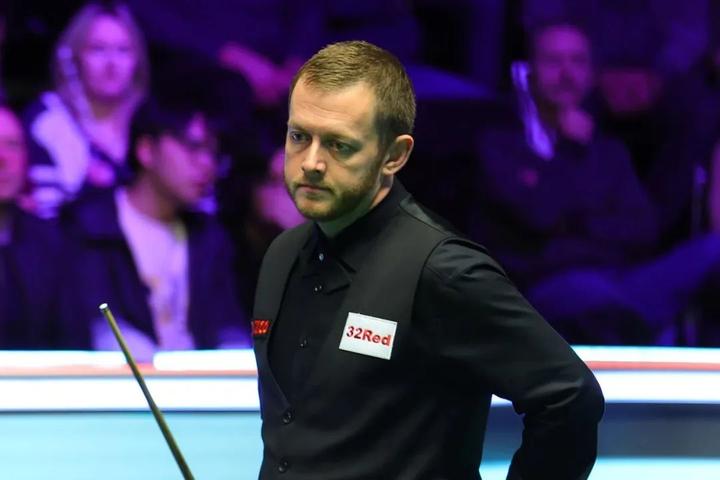 她显得格外 她显得格外